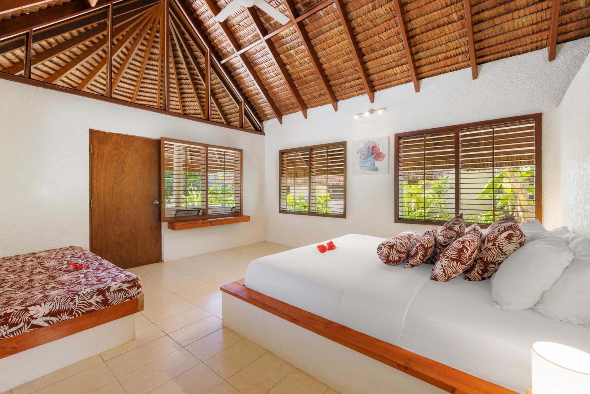 Breakas Beach Resort (Adults Only) Port Vila Esterno foto
