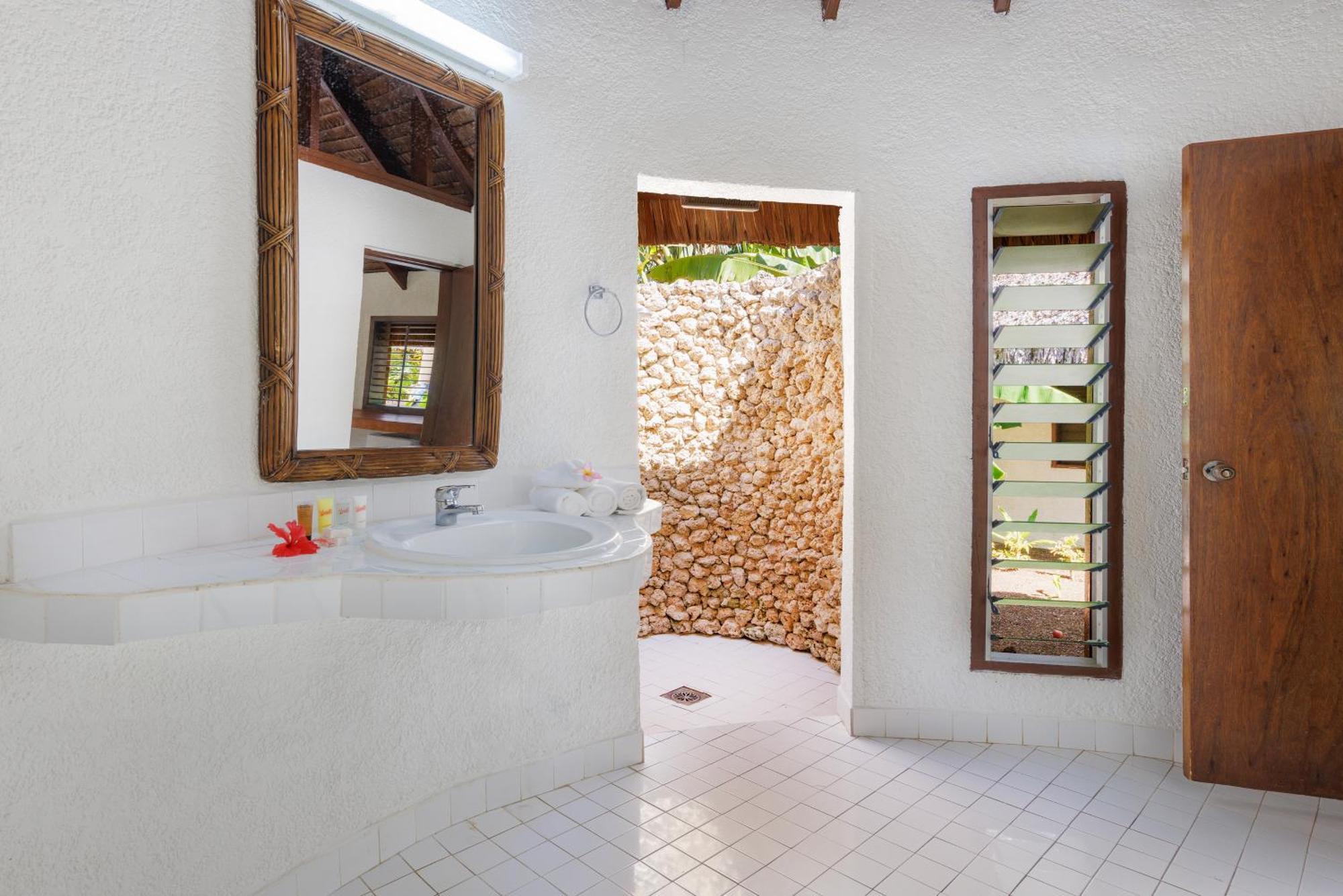 Breakas Beach Resort (Adults Only) Port Vila Esterno foto