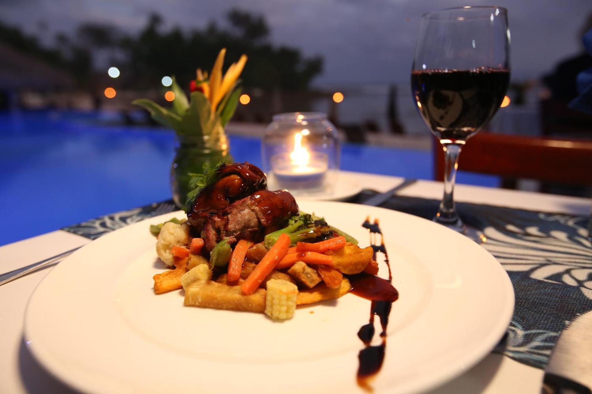 Breakas Beach Resort (Adults Only) Port Vila Esterno foto
