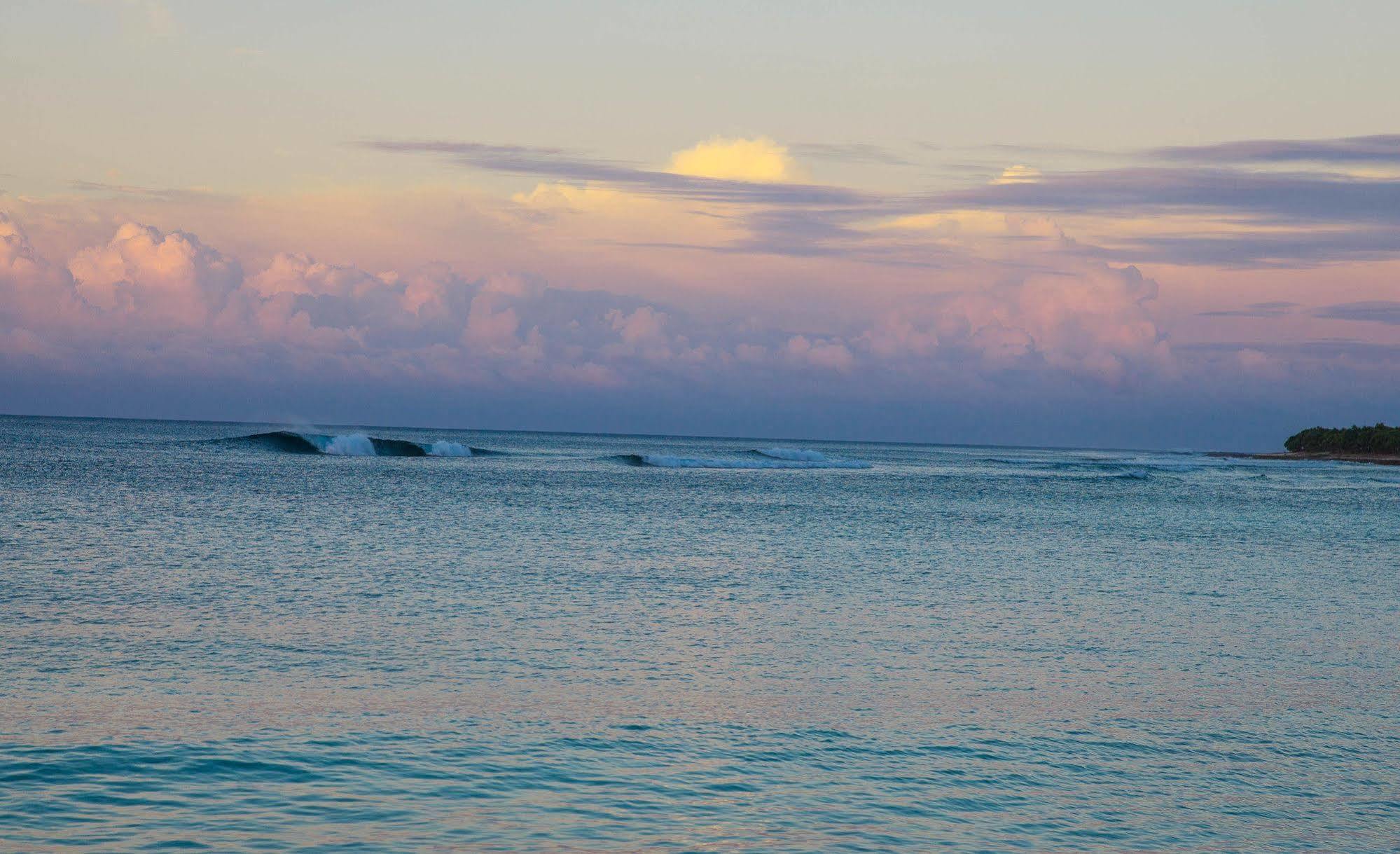 Breakas Beach Resort (Adults Only) Port Vila Esterno foto