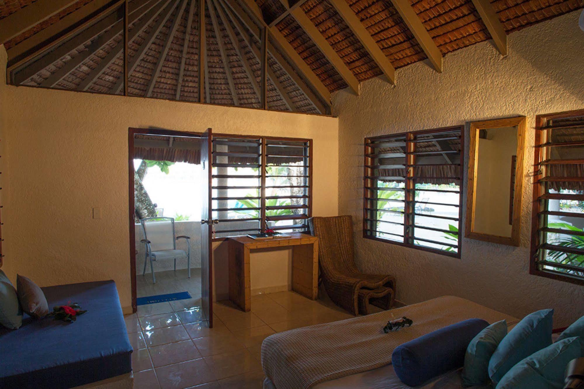 Breakas Beach Resort (Adults Only) Port Vila Esterno foto