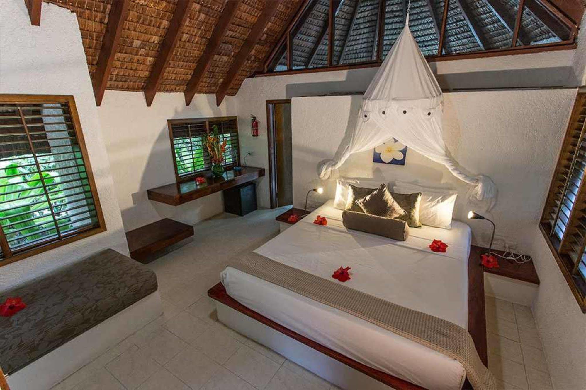 Breakas Beach Resort (Adults Only) Port Vila Esterno foto