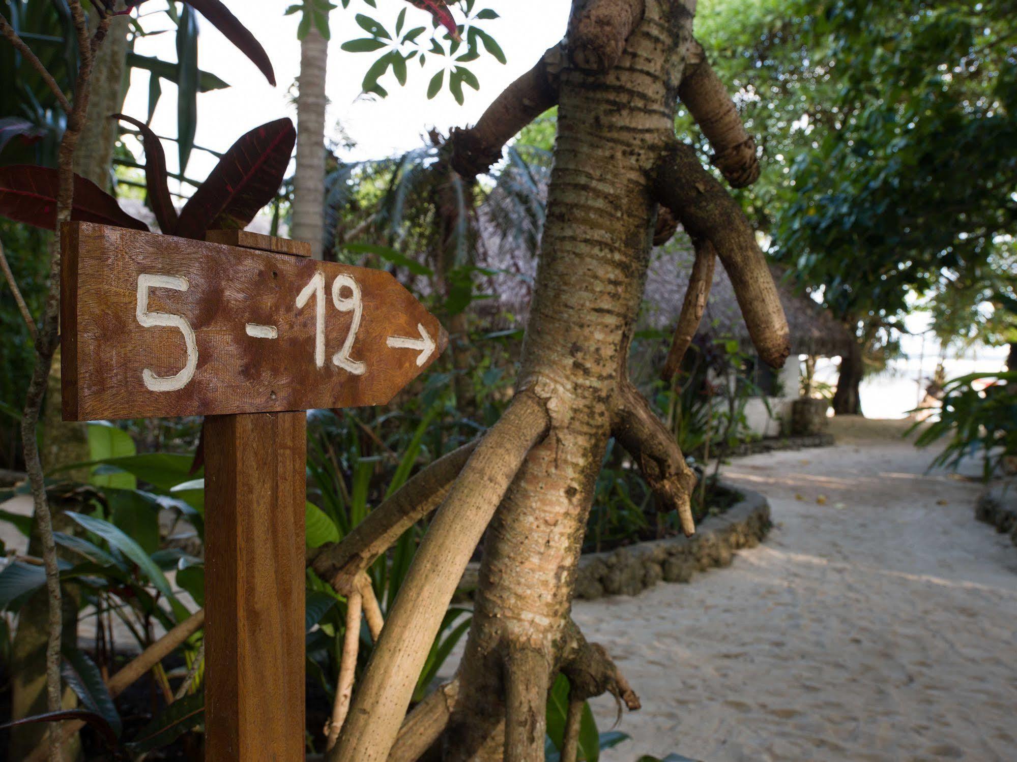 Breakas Beach Resort (Adults Only) Port Vila Esterno foto